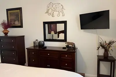 a bedroom with a bed and a dresser and a television at Condo 3Q Windsor Hills — Perto da Disney in Orlando
