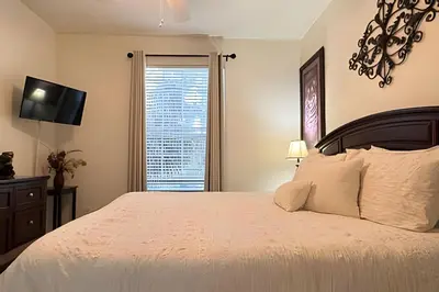 a bedroom with a large bed and a window at Condo 3Q Windsor Hills — Perto da Disney in Orlando