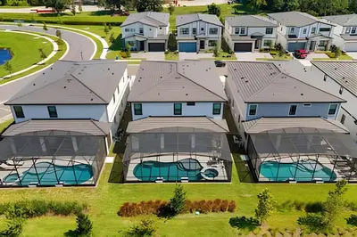 an aerial view of a house with glass windows at Mansão 9Q Paradiso Grande. Piscina, Sala de Jogos in Orlando