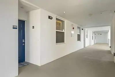 an empty hallway with white walls and a blue door at Apto 2Q Storey Lake — Vista Lago e Clube in Kissimmee
