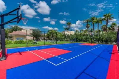 a basketball court with a basketball hoop at Apartamento 3Q no Vista Cay Resort in Orlando