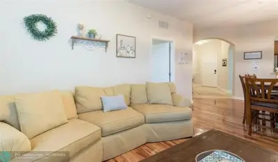 a living room with a couch and a table at Apartamento 3Q no Vista Cay Resort in Orlando