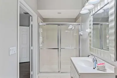 a bathroom with a shower and a sink at Apartamento 3 Quartos Moderno no Vista Cay in Orlando