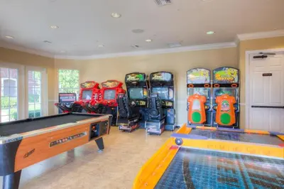 a room with a pool table and a bunch of arcade machines at Apartamento 3 Quartos Moderno no Vista Cay in Orlando