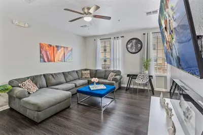 a living room with a couch and a table at Apartamento 3 Quartos Moderno no Vista Cay in Orlando