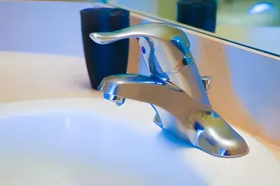 a bathroom sink with a chrome faucet at Condo 3Q Windsor Hills — Perto da Disney in Orlando