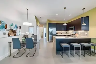 an open kitchen with blue chairs and a kitchen island at Casa 3Q Serenity c/ Piscina – Perto da Disney in Orlando
