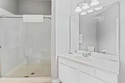 a white bathroom with a sink and a shower at Apartamento 3 Quartos Amplo no Vista Cay Resort in Orlando