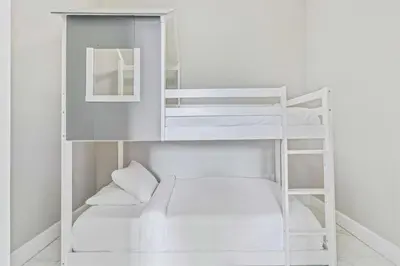 a white bunk bed in a room with a mirror at Apartamento 3 Quartos Amplo no Vista Cay Resort in Orlando