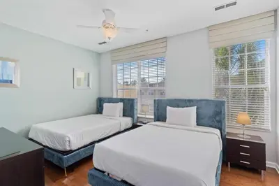 a bedroom with two beds and a window at Amplo Townhouse 3 Quartos no Vista Cay Resort in Orlando