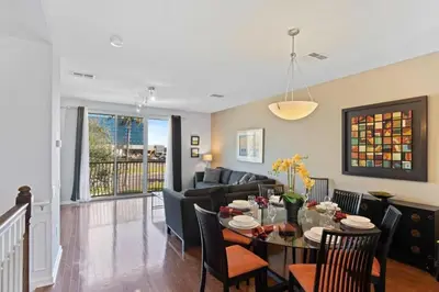 a living room with a table and a couch at Amplo Townhouse 3 Quartos no Vista Cay Resort in Orlando
