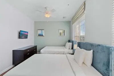 a bedroom with two beds and a ceiling fan at Amplo Townhouse 3 Quartos no Vista Cay Resort in Orlando