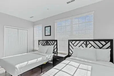 two beds sitting next to each other in a bedroom at Townhouse Moderno 3 Quartos no Vista Cay Resort in Orlando