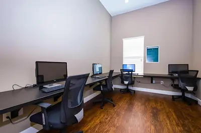 an office with four desks with computers on them at Casa 3Q Moderna perto da Disney e acesso ao Resort in Kissimmee