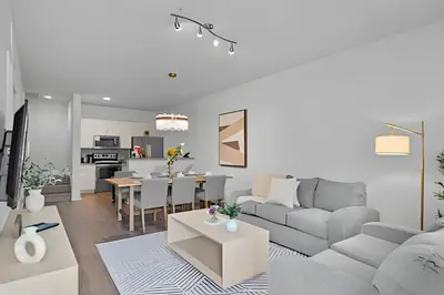a living room with a couch and a table at Casa 3Q Moderna perto da Disney e acesso ao Resort in Kissimmee