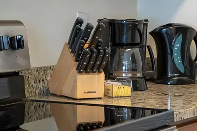a knife block sitting on top of a kitchen counter at Conforto e Diversão no Bella Vida – 3Q+ Piscina in Kissimmee