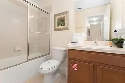 a bathroom with a toilet and a shower and a sink at Conforto e Diversão no Bella Vida – 3Q+ Piscina in Kissimmee