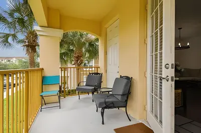 a balcony with chairs and a view of the ocean at Apartamento Vista Cay: ao lado do UNIVERSAL in Orlando