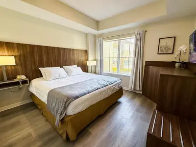 a bedroom with a large bed and a window at Flats moderno 4min da Universal - The Point Orlando in Orlando