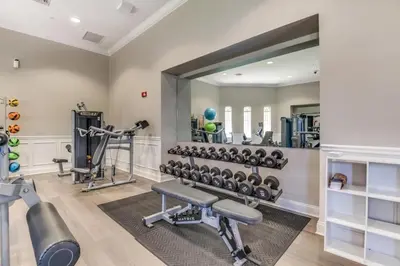 a home gym with a large mirror and equipment at Amplo Apartamento 3 Quartos no Vista Cay Resort in Orlando