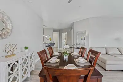 a living room with a table and chairs and a couch at Amplo Apartamento 4 Quartos no Vista Cay Resort in Orlando