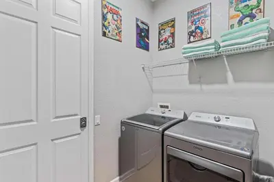 a small laundry room with a washer and dryer at Amplo Apartamento 4 Quartos no Vista Cay Resort in Orlando