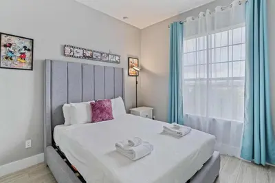 a bedroom with a large bed with towels on it at Amplo Apartamento 4 Quartos no Vista Cay Resort in Orlando