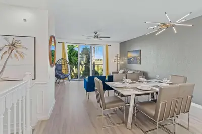 a dining room and living room with a table and chairs at Apartamento 3 Quartos no Vista Cay Resort in Orlando