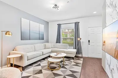 a white living room with a couch and a table at Casa 3Q Moderna c/ Piscina e Clube Resort in Kissimmee