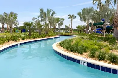 a pool at a resort with palm trees at Casa 5Q Familiar — 10min da Disney + Piscina in Kissimmee