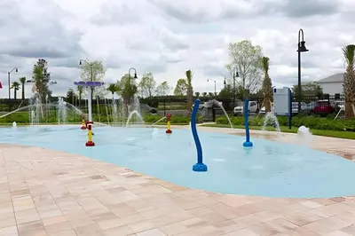 a pool of water with fountains in a park at Casa 5Q Familiar — 10min da Disney + Piscina in Kissimmee