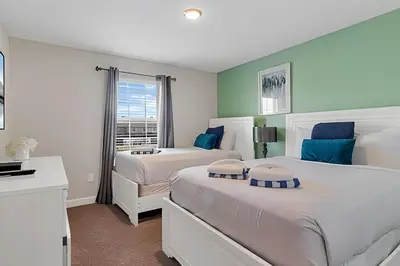 a bedroom with two beds and a window at Casa 4Q Moderna c/ Lazy River e Toboáguas in Kissimmee