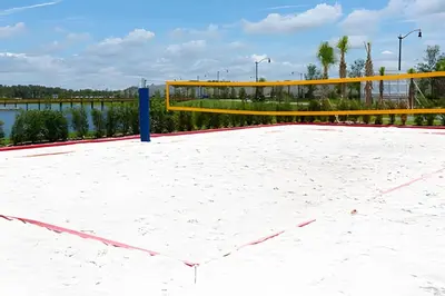 a volleyball court with a net on top of it at Casa 4Q Moderna c/ Lazy River e Toboáguas in Kissimmee