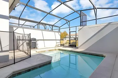 an indoor swimming pool with a glass ceiling at Casa 4Q Moderna c/ Lazy River e Toboáguas in Kissimmee