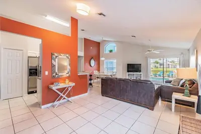 a living room with a couch and a table at Casa 4Q no Lake Berkley c/ Piscina Privativa in Kissimmee