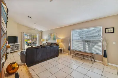 a living room with a couch and a table at Casa 4Q no Lake Berkley c/ Piscina Privativa in Kissimmee