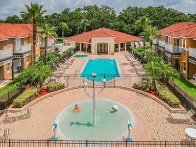 an aerial view of a pool at a resort at Casa 4Q no Lake Berkley c/ Piscina Privativa in Kissimmee