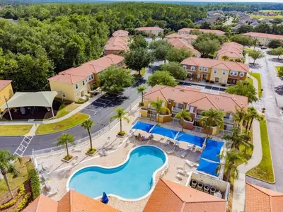 an aerial view of a resort with a pool at Casa 4Q no Lake Berkley c/ Piscina Privativa in Kissimmee
