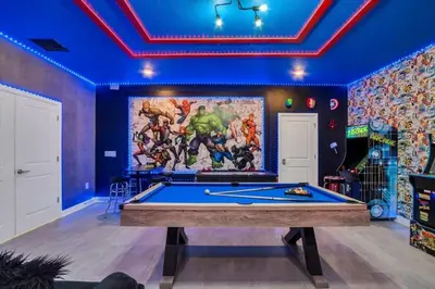 a pool table in a room with a painting on the wall at Storey Lake Casa 9Q c Piscina, Cinema e Game Room in Kissimmee