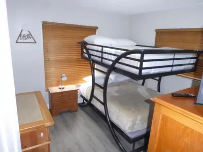 a bedroom with two bunk beds and a desk at Perfecto Mundo 7, Orlando Area 6BR-2MB-3BR Indoor Pool, Ping Pong, Jacuzzi, Disney in Orlando