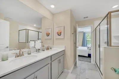 a bathroom with two sinks and a large mirror at Mahuna Matata in Kissimmee