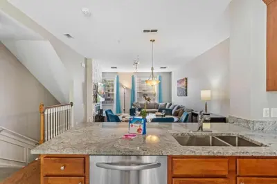 a kitchen with a sink and a living room at Townhouse Moderna no Vista Cay in Orlando
