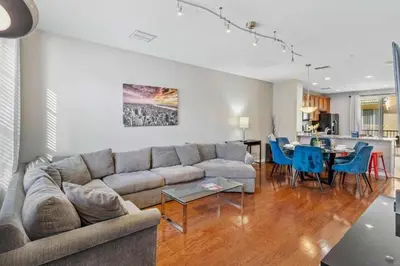 a living room with a couch and a table at Townhouse Moderna no Vista Cay in Orlando