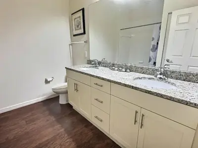a bathroom with a sink and a toilet at Casa 3Q Lucaya Village — 15min da Disney in Kissimmee