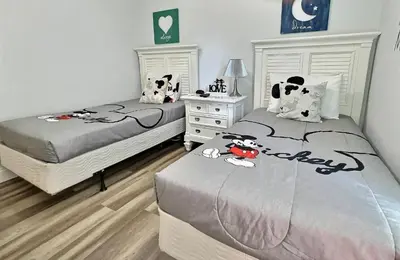 a bedroom with two beds with stuffed animals on them at Casa 4Q c/ Piscina Aquecida — Lake Berkley in Kissimmee
