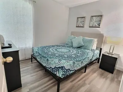 a bedroom with a bed in a room at Casa 4Q c/ Piscina Aquecida — Lake Berkley in Kissimmee