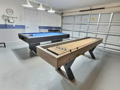 a pool table in a garage with at Casa 4Q c/ Piscina Aquecida — Lake Berkley in Kissimmee