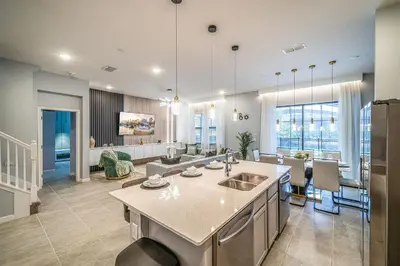 a kitchen and living room with a dining room at Mansão 8Q Disney c/ Cinema, Game Room, Piscina in Orlando