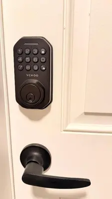 a black door handle on a white door at Hermoso apartaestudio en Orlando in Orlando