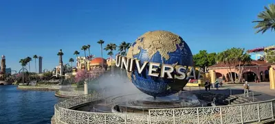 a large globe sitting in a fountain in the middle of the water at Hermoso apartaestudio en Orlando in Orlando